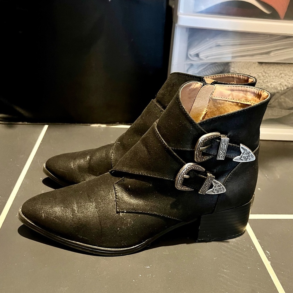Black motto booties
